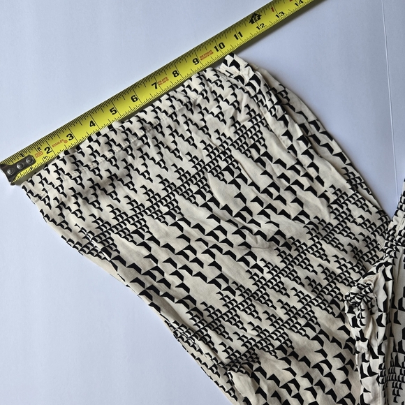 NWT, ZARA Black and Cream Geometric Pattern Pants. SIZE L - Picture 5 of 11